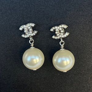 Chanel pearl CC earrings